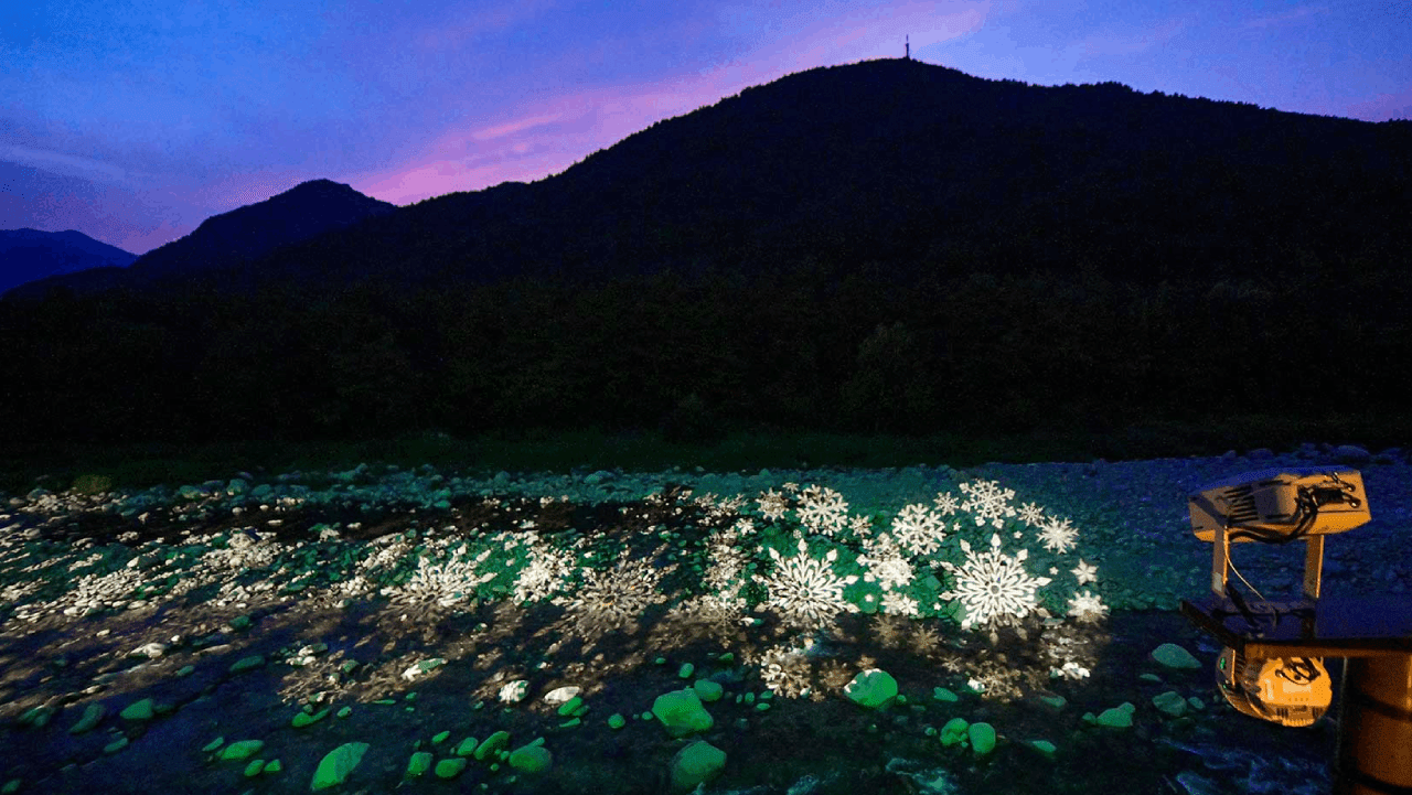 하천 바닥에 비춘 고보 조명과 숲 주변 반딧불 조명 연출. / 속초시청