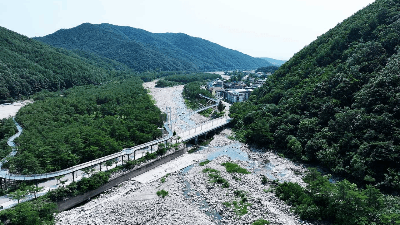 순환형 산책로와 출렁다리를 한눈에 내려다본 모습. / 속초시청