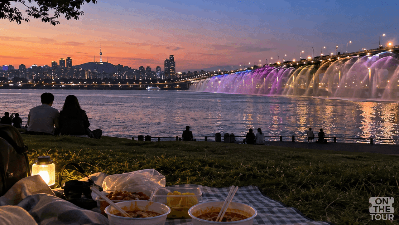 반포한강공원에서 바라본 반포대교 달빛무지개분수와 한강 야경. (AI 생성) / 온더투어