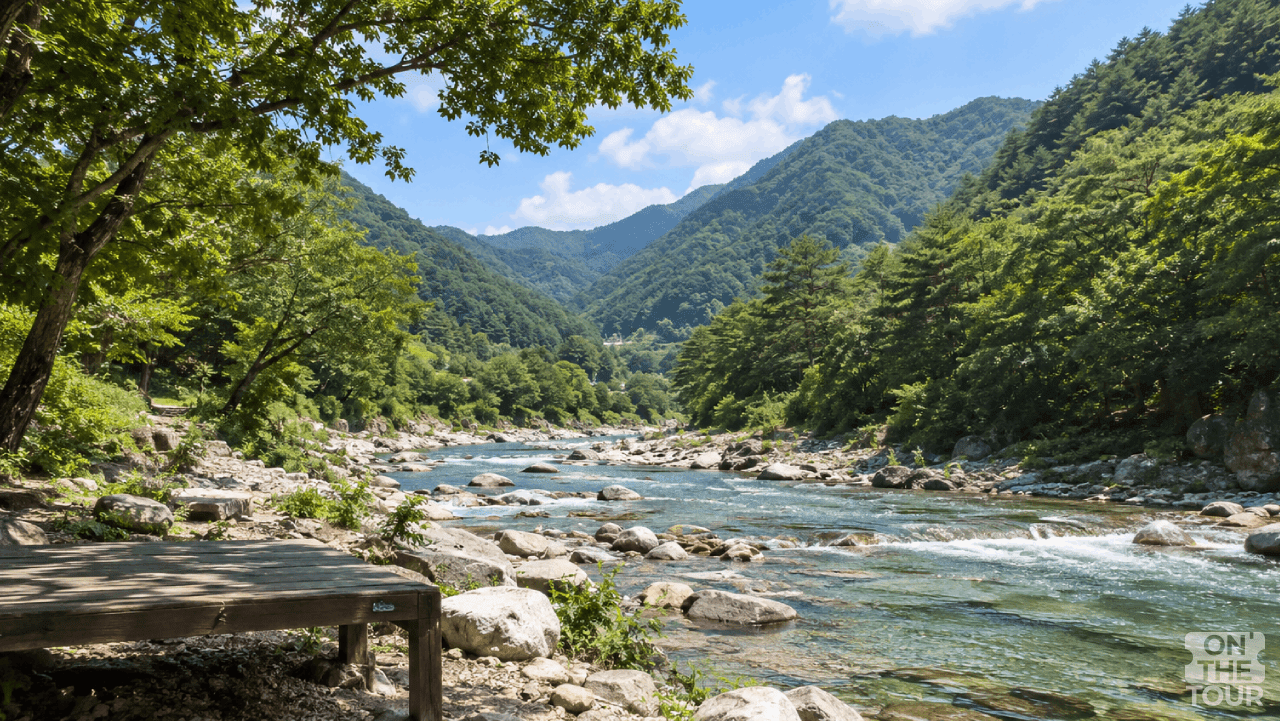 높은 산으로 둘러싸인 오지 마을 계곡에서 바라본 한적한 가을 풍경. (AI 생성) / 온더투어