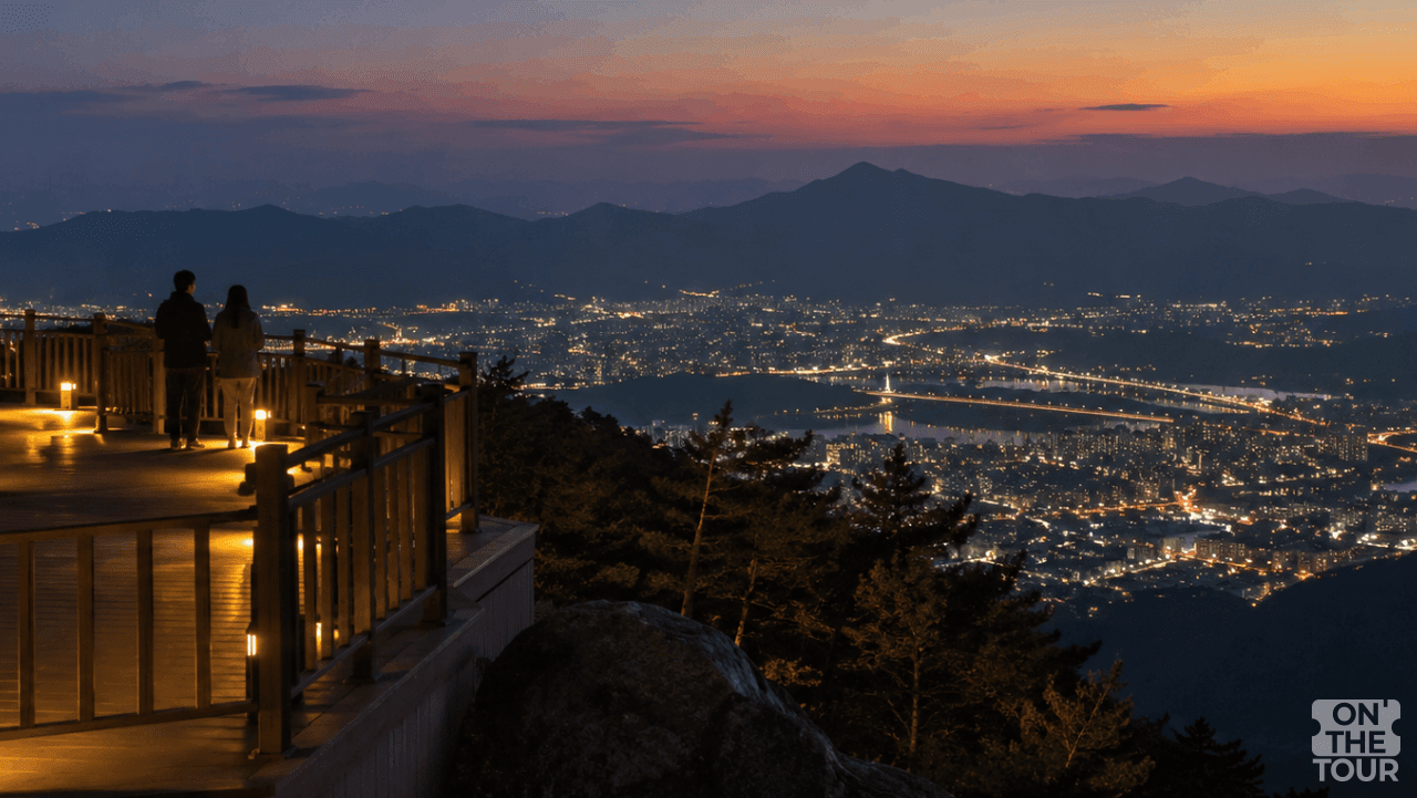 해 질 무렵 형곡전망대에서 내려다본 구미 도심 야경과 산 능선이 어우러진 모습. (AI 생성) / 온더투어