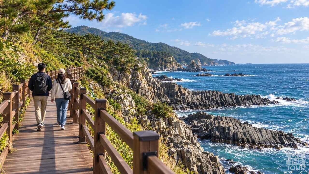 짙푸른 바다와 주상절리를 옆에 두고 이어지는 경주 양남 파도소리길. (AI 생성) / 온더투어