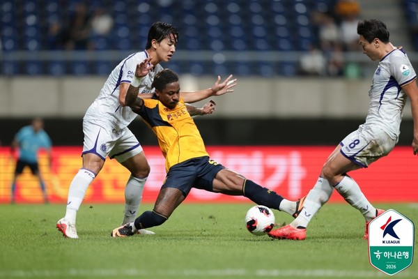 김지훈(FC안양, 왼쪽). 한국프로축구연맹 제공