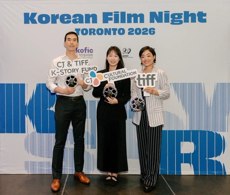 'CJ & TIFF K-Story Fund' 시상식에서 기념사진을 촬영하는 최종 선정자 3인(왼쪽부터 조시 김, 지윤 준 리, 앤드리아 방) / 사진=CJ문화재단