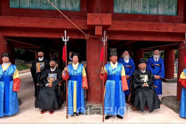 사진 / 조선왕조실록 적상산사고 포쇄 재연 모습_투어코리아 유지훈 기자