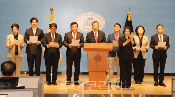 부산·인천·울산·여수·광양 등 주요 항만 지역구 여당 국회의원들이 14일 오전 국회 소통관에서 기자회견을 열고 정부의 4대 항만공사 일방 통합 추진에 강하게 반발하며 즉각 철회를 요구하고 있다.