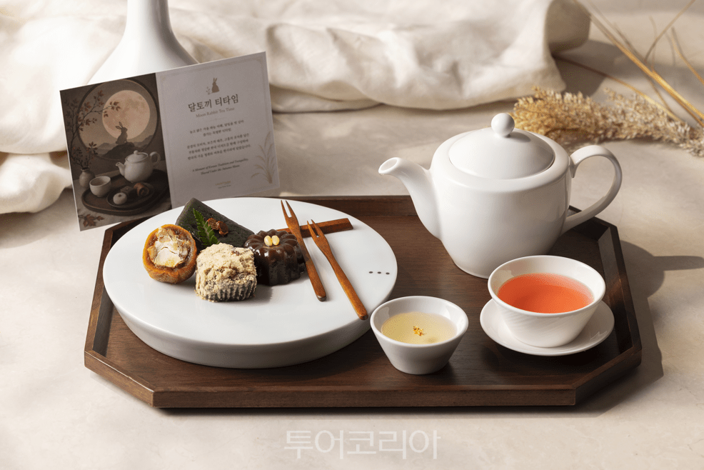 코트야드 메리어트 서울 타임스퀘어가 한국 전통 다과와 전통차를 한 상에 담은 ‘달 토끼 찻상’을 출시했다. /사진- 코트야드 메리어트 서울 타임스퀘어