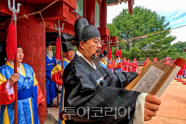 사진 / 조선왕조실록 적상산사고 포쇄 재연 모습_투어코리아 유지훈 기자