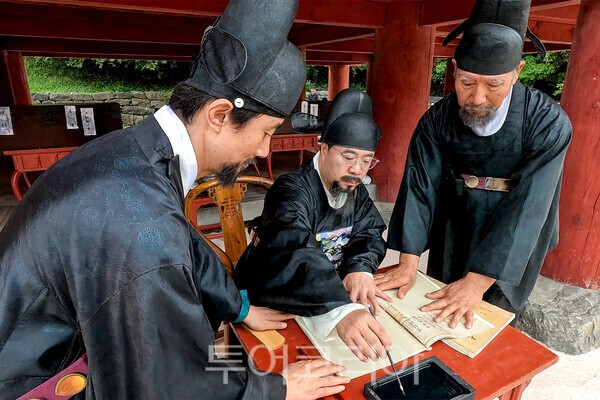 사진 / 조선왕조실록 적상산사고 포쇄 재연 모습_투어코리아 유지훈 기자