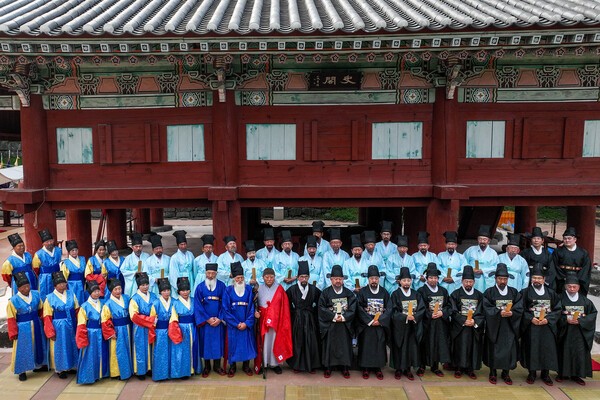 사진 / 조선왕조실록 적상산사고 포쇄재연 후 에서 단체사진_투어코리아 유지훈 기자