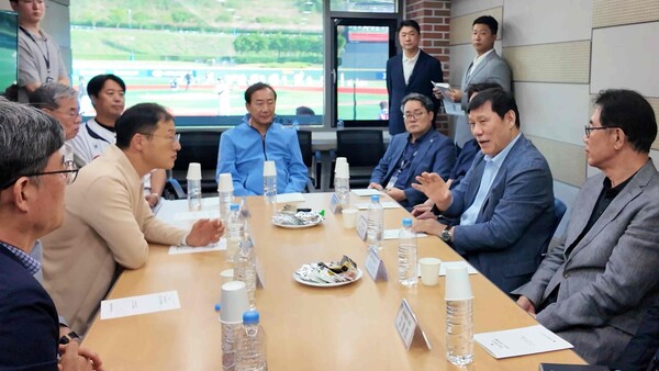 KBO 허구연 총재, 문수야구장 방문(사진=KBO)