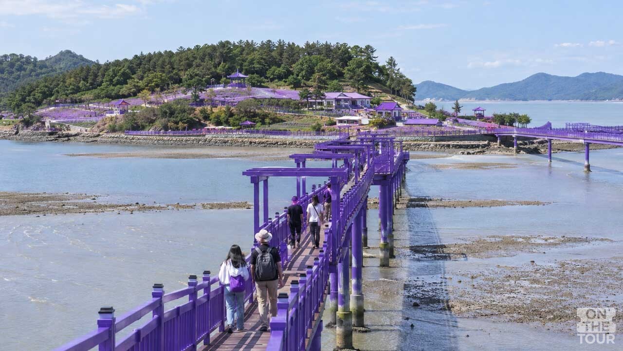보랏빛 퍼플교를 따라 반월·박지도로 들어가는 신안 퍼플섬 풍경. (AI 생성) / 온더투어