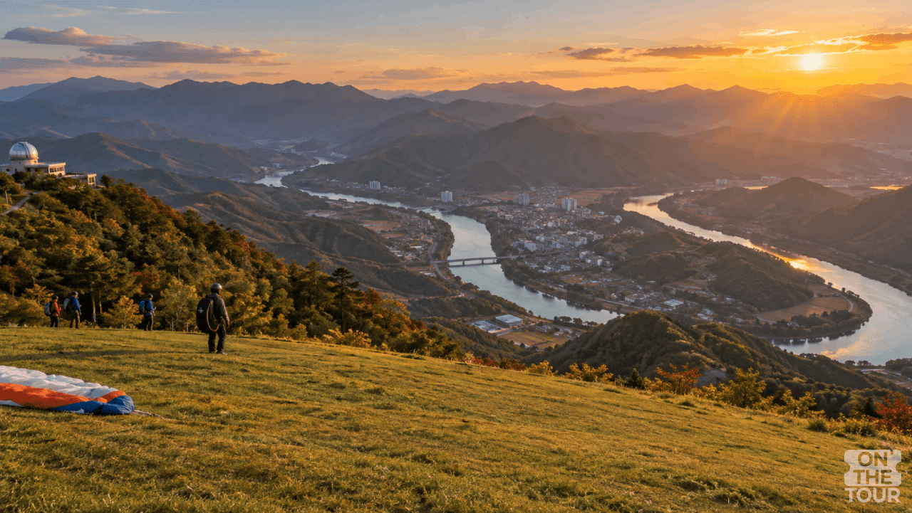 강원도 영월 봉래산 정상 활공장에서 굽이치는 동강과 영월 시내를 내려다본 모습. 왼쪽으로 별마로천문대가 보인다. (AI 생성) / 온더투어