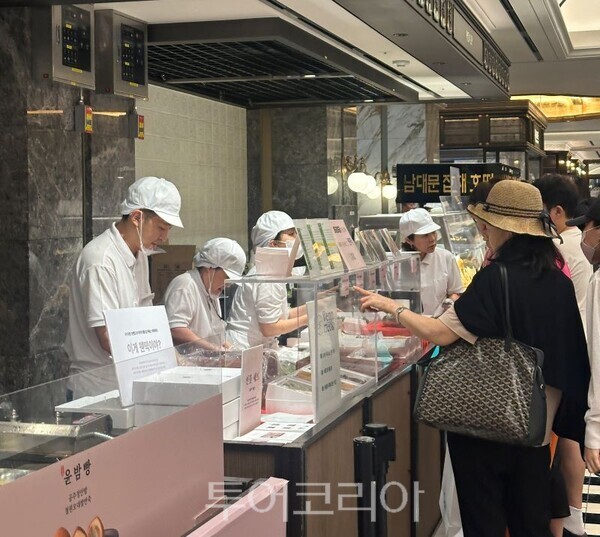 용인 로컬푸등 업체가 용인 특산품인 ‘용인쑥구리단자’ 신세계백화점 강남점에서 추석 특별전으로 서울 소비자 입맛을 가로잡았다/투어코리아뉴스 정명달 기자 사진=용인시