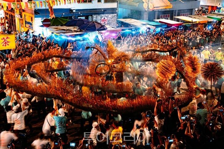 홍콩 중추절 행사 공식 포스터 홍콩 타이항 파이어 드래곤 댄스 세계 등불 거리(World Lantern Boulevard 홍콩 타이항 파이어 드래곤 댄스 나무 그림자로 흐르는 빛(Shadowlight) /사진-홍콩관광청