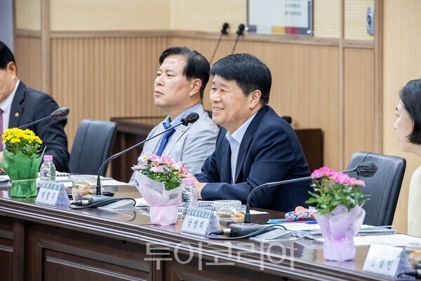 인천 계양구가 14일 구청 영상회의실에서 인천지역 군수·구청장협의회에서 박형우 구청장이 발언을 하고 있다.
