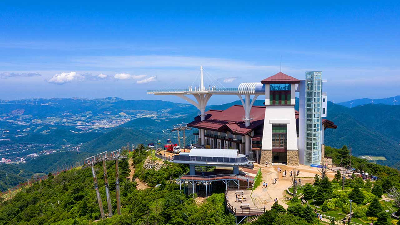 높은 고도에 꼼꼼한 안전 기준을 갖춰 설치된 해발 1458m 정상의 기 스카이워크. / 평창문화관광