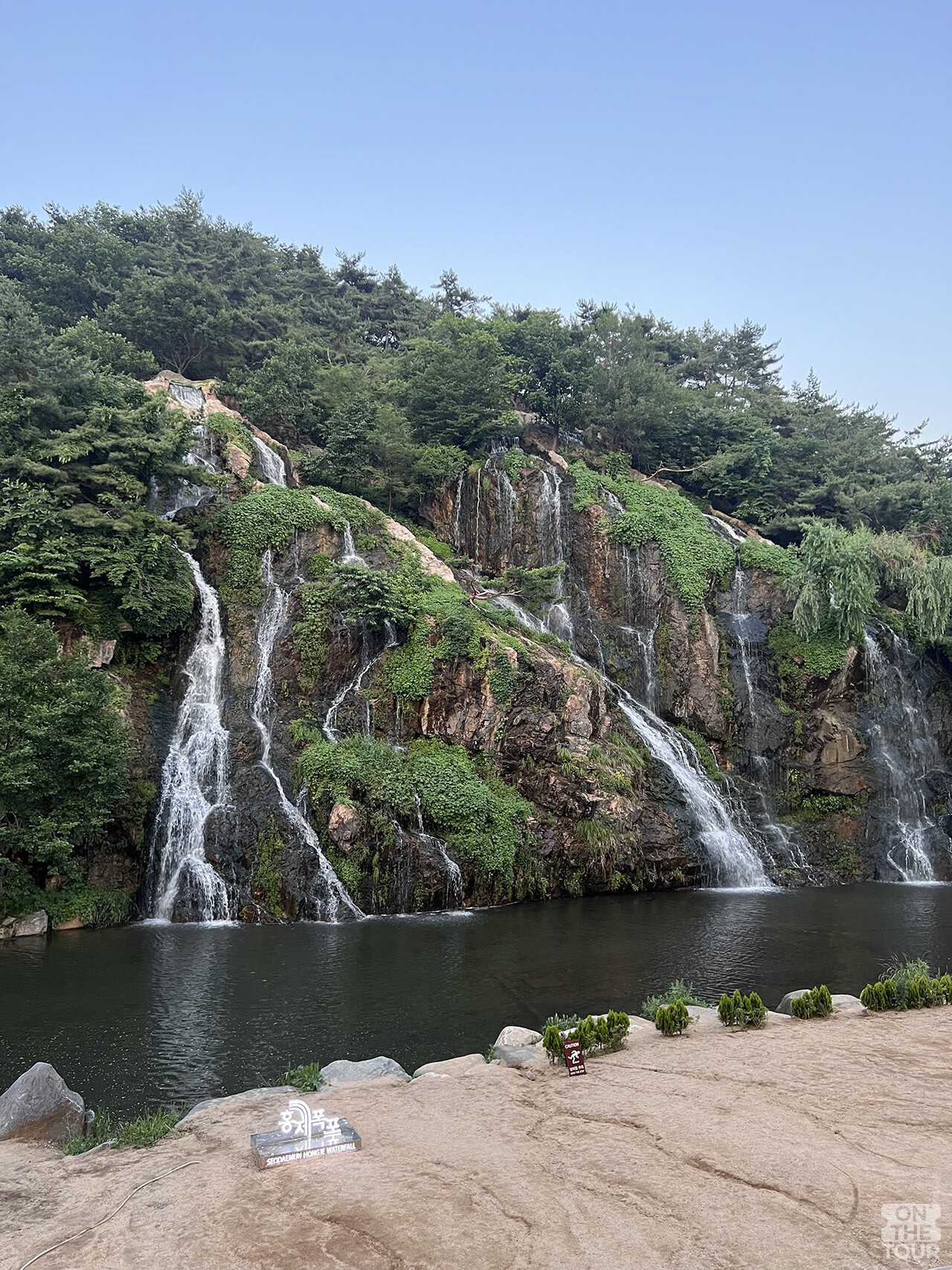 홍제천 인공폭포. / 온더투어