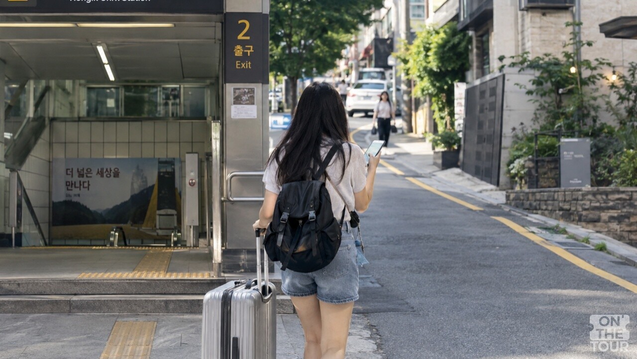 혼자 여행을 떠나는 여성의 뒷모습. (AI 생성) / 온더투어