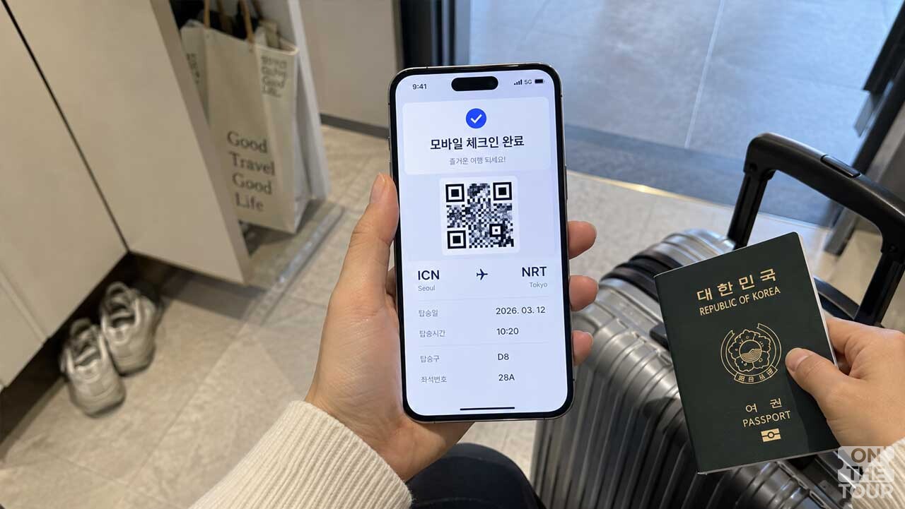 출국 전 스마트폰으로 모바일 체크인을 마치고 탑승권을 확인하는 모습. (AI 생성) / 온더투어