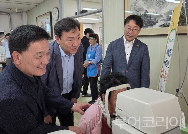▲왼쪽부터 이규하 이인농협 조합장, 정해웅 농협중앙회 충남세종본부장, 강병수 농협 공주시지부장. /사진-농협 공주시지부
