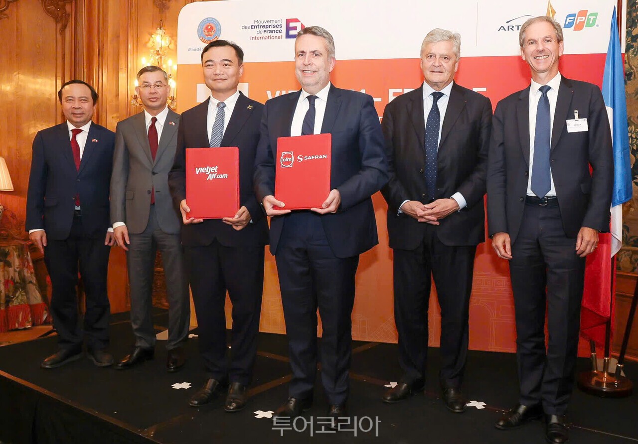 비엣젯항공과 CFM 인터내셔널 관계자가 차세대 엔진 MRO 역량 구축 가능성을 검토하기 위해 협력의향서(LOI)를 교환하고 있다. 비엣젯항공과 탈레스가 MRO와 디지털 항공 분야 협약을 체결하고 있다. /사진-비엣젯항공
