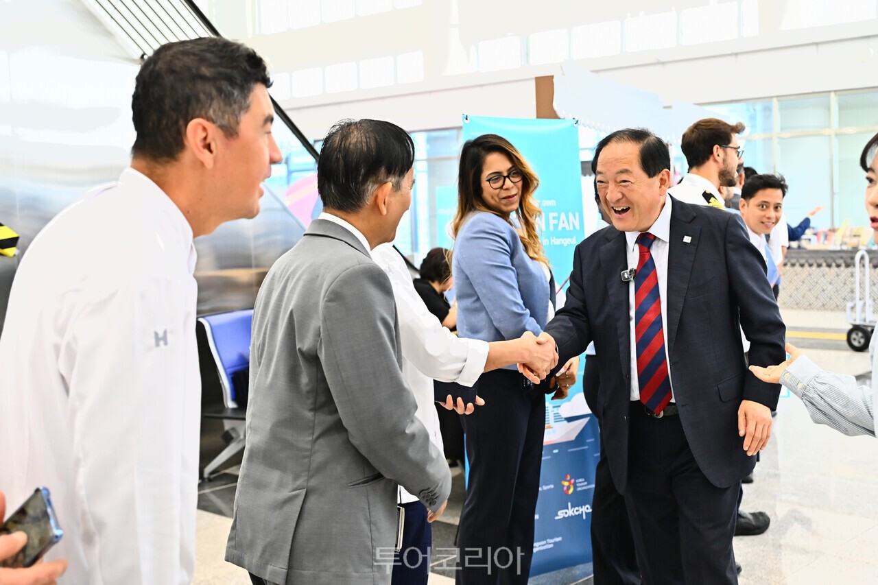 럭셔리 크루즈 '더 월드'가 지난 15일 속초항에 입항했다. /사진-속초시