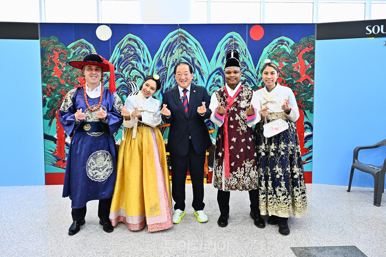 럭셔리 크루즈 '더 월드'가 지난 15일 속초항에 입항했다. /사진-속초시