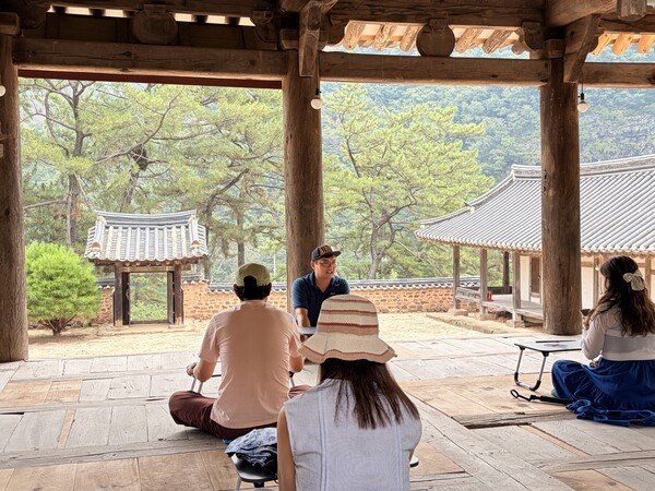 고산서원에서는 해설과 함께 서원의 역사를 듣고 자암산과 미천이 어우러진 풍경을 감상할 수 있다./ 사진 - 박은하 기자