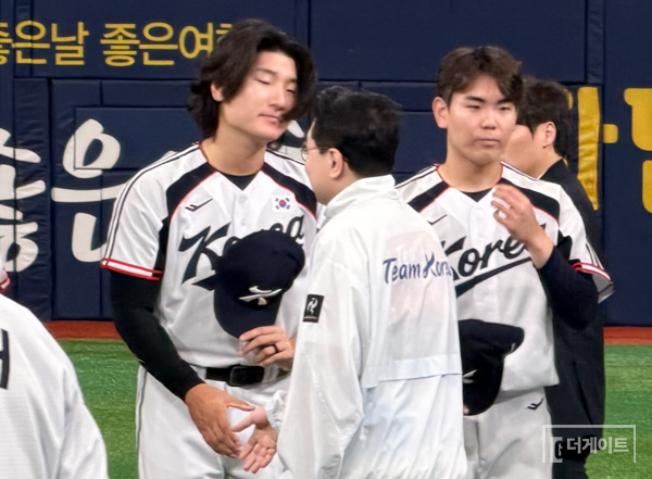 대표팀 단장과 인사를 나누는 곽빈(사진=더게이트 배지헌 기자)