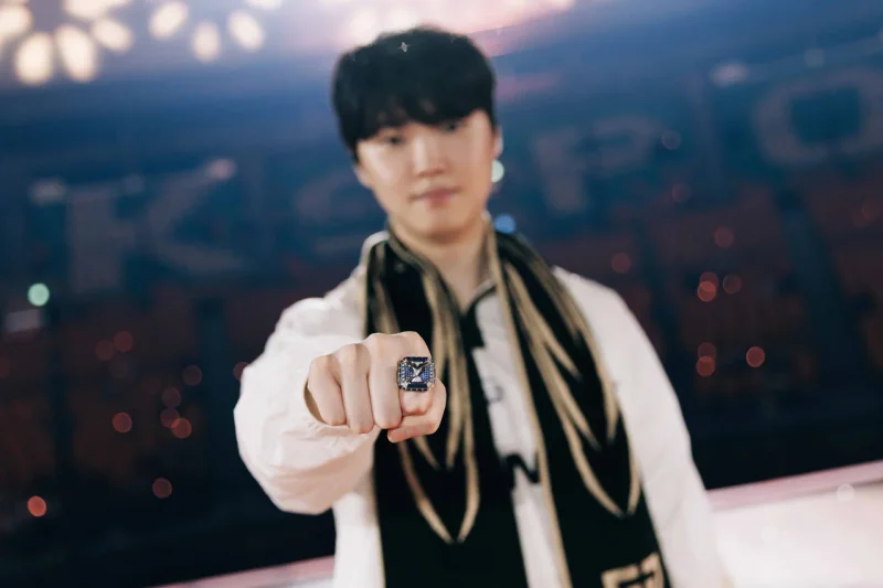 '룰러' 박재혁이 골든듀가 제작한 2026 LCK 챔피언 링을 선보이고 있다 / 사진=골든듀