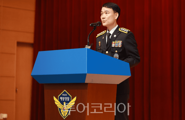 18일 인천 송도 본청 대강당에서 본청 직원 등 400여 명이 참석한 가운데 열린 제21대 하만식 해양경찰청장 취임식에서 하만식 해양경찰청장이 취임사를 하고 있다.