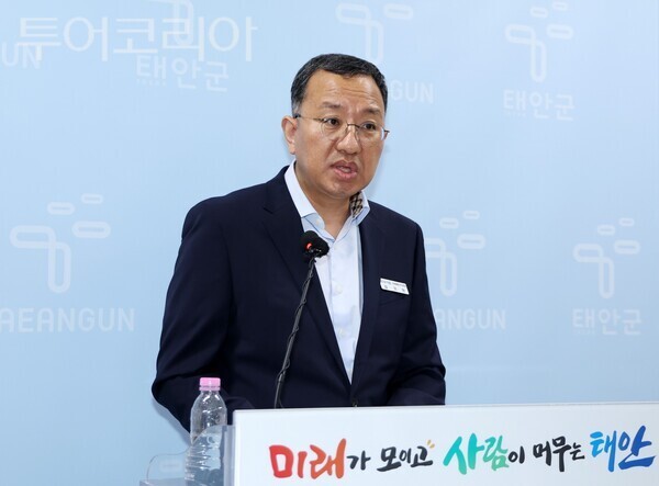 ▲김기만 태안군 미래에너지과장이 16일 군청 브리핑룸에서 정례브리핑을 열고 발전공기업 통합본사 태안 유치의 당위성과 향후 대응 전략을 공개하고 있다. /사진-태안군