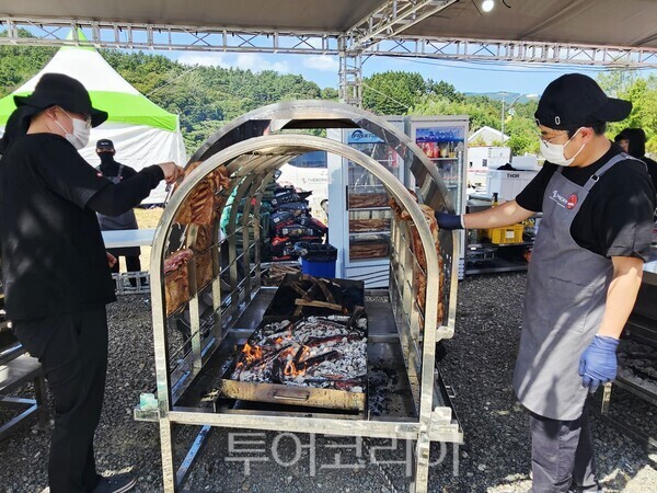 축제장에서 빠질수 없는 먹거리 홍삼바비큐/사진=유경훈 기자