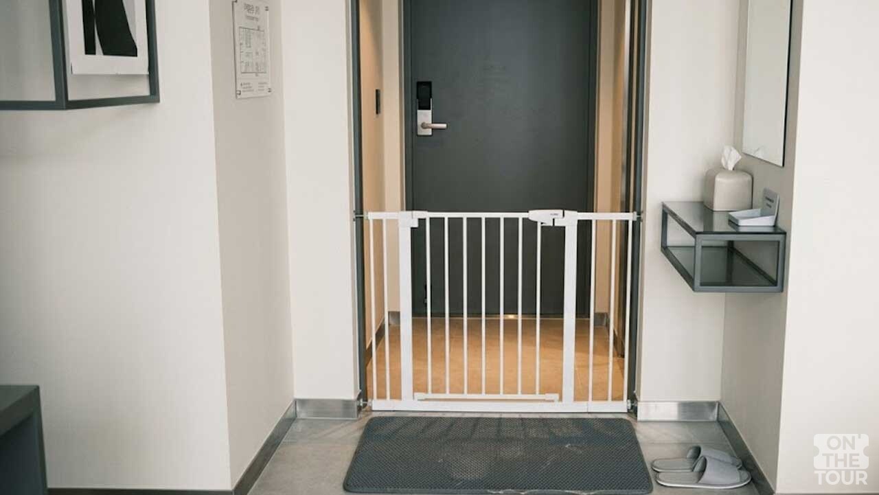 반려견의 관절을 보호하는 미끄럼 방지 매트와 탈출 사고를 막아주는 현관 안전 문. (AI 생성) / 온더투어
