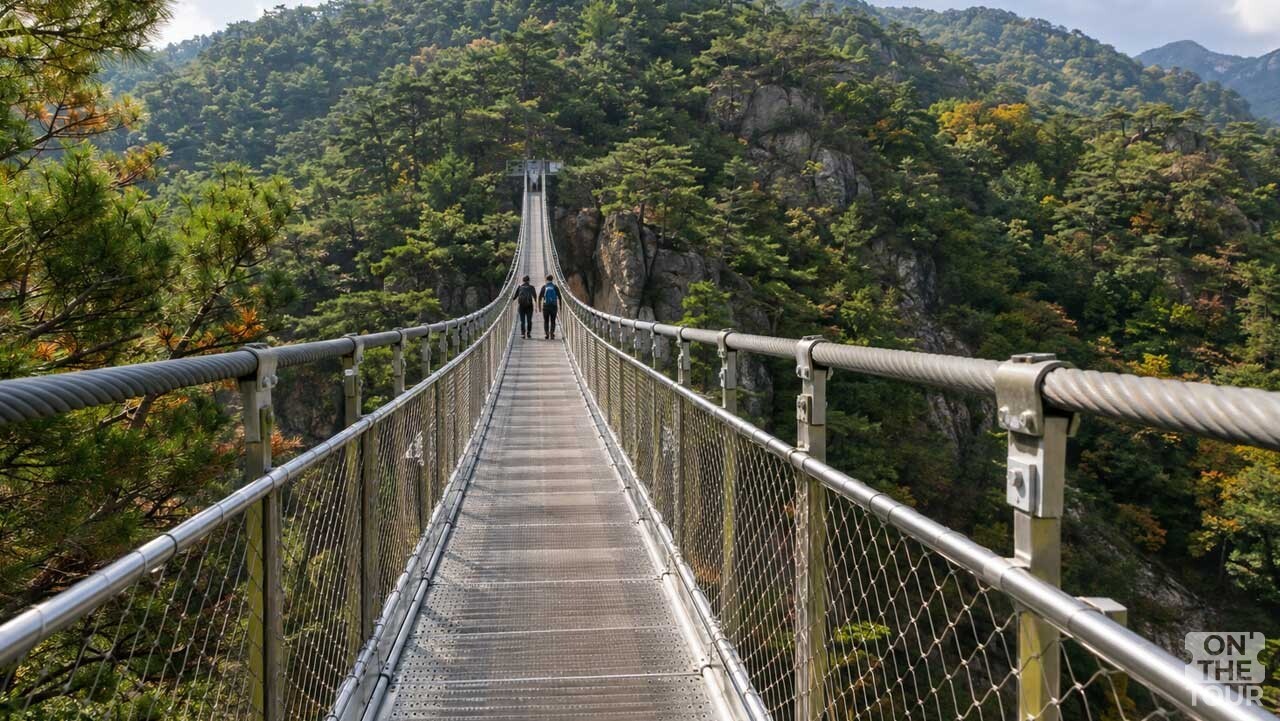 감악산 출렁다리 위에서 바라본 산악 지형. (AI 생성) / 온더투어