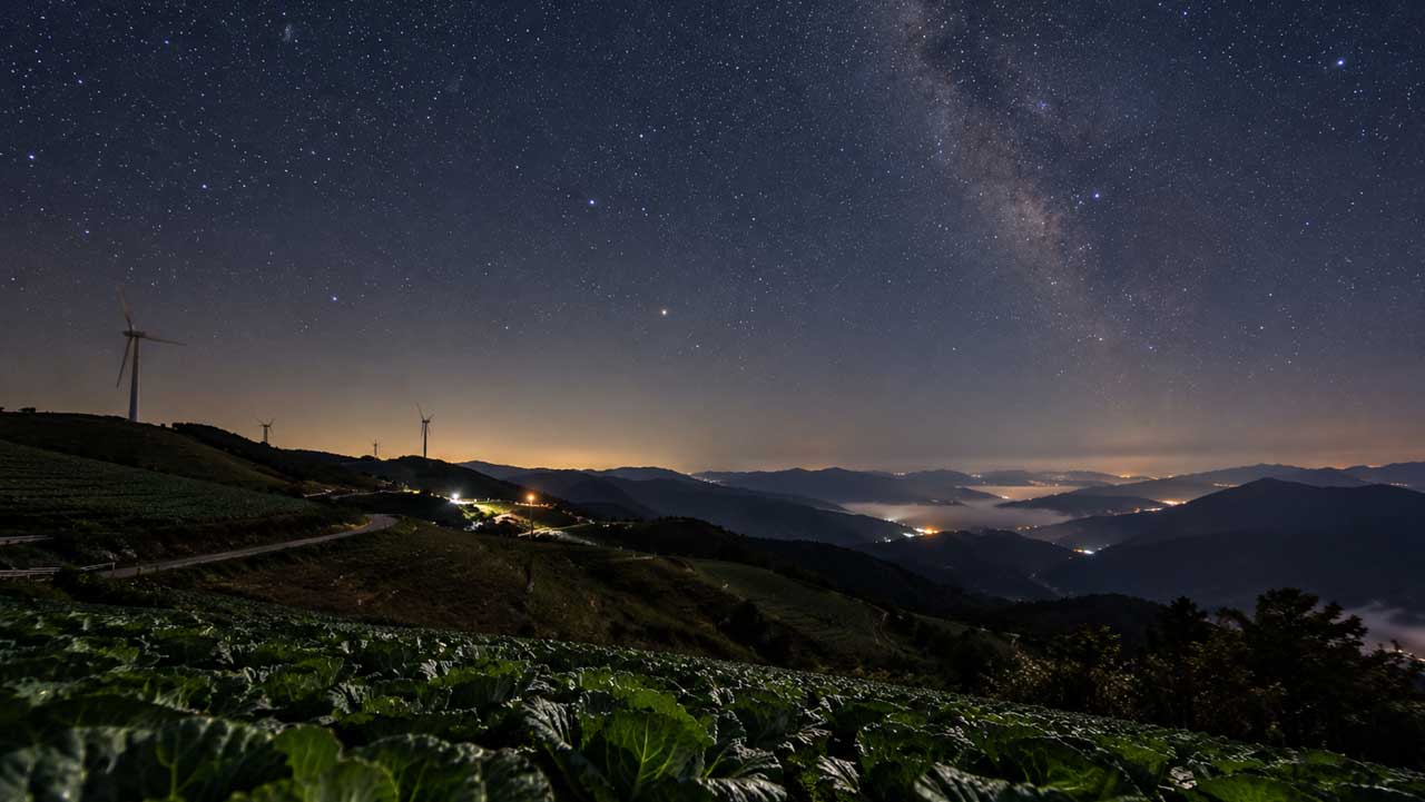 강릉 안반데기 고랭지 배추밭 너머로 별이 떠 있는 밤 풍경. (AI 생성) / 온더투어