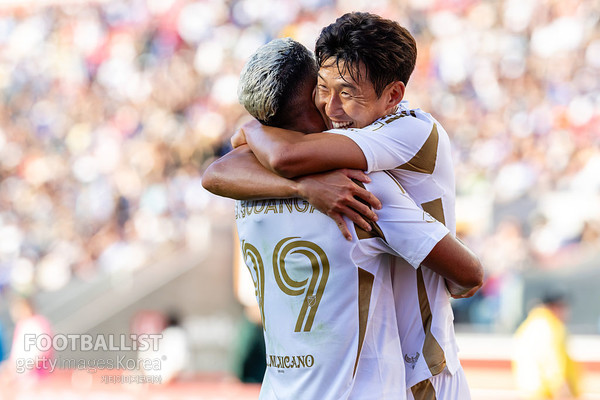 드니 부앙가(왼쪽)와 포옹하는 손흥민(이상 LAFC). 게티이미지코리아
