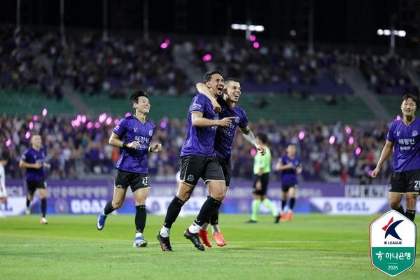 엘쿠라노와 마테우스(왼쪽부터, FC안양). 한국프로축구연맹 제공