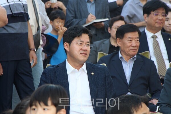김포시가 19일 운양동 김포아트빌리지 한옥마을에서 개최한 ‘제39회 중봉문화제’ 및 ‘제6회 김포시민속예술제’에서 박상혁 의원이 참여 시민들과 함께 역사 강사 최태성의 특별겅연을 청취하고 있다.