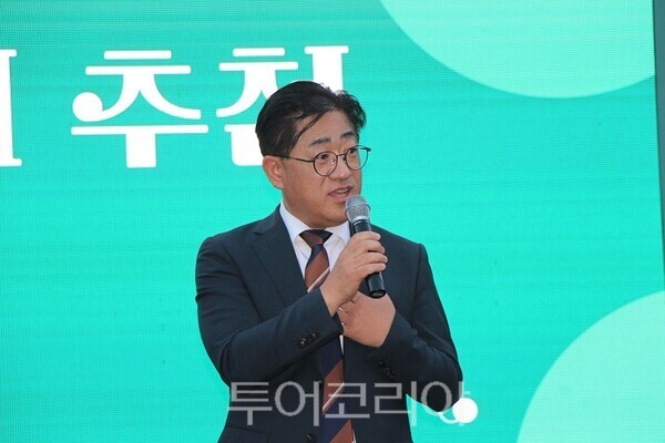 김포시가 19일 운양동 김포아트빌리지 한옥마을에서 개최한 ‘제39회 중봉문화제’ 및 ‘제6회 김포시민속예술제’에서 이기형 김포시장이 ‘중봉만인소·김포소원담’, ‘상소문 완성 퀘스트’ 등 다양한 참여형 프로그램을 진행하고 있다. 2026.09.19. / 투어코리아 이창호 기자