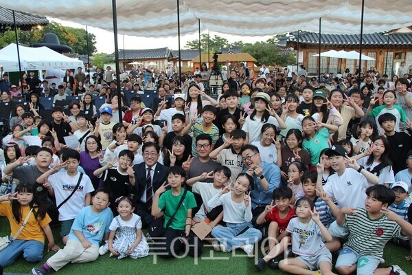 김포시가 19일 운양동 김포아트빌리지 한옥마을에서 개최한 ‘제39회 중봉문화제’ 및 ‘제6회 김포시민속예술제’에서 역사 강사 최태성이 특별 강의를 마친 후 참여 시민들과 기념촬영을 하고 있다. 2026.09.19. / 투어코리아 이창호 기자