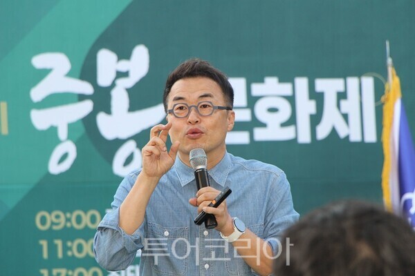 김포시가 19일 운양동 김포아트빌리지 한옥마을에서 개최한 ‘제39회 중봉문화제’ 및 ‘제6회 김포시민속예술제’에서 역사 강사 최태성이 특별강연을 하고 있다. 2026.09.19. / 투어코리아 이창호 기자
