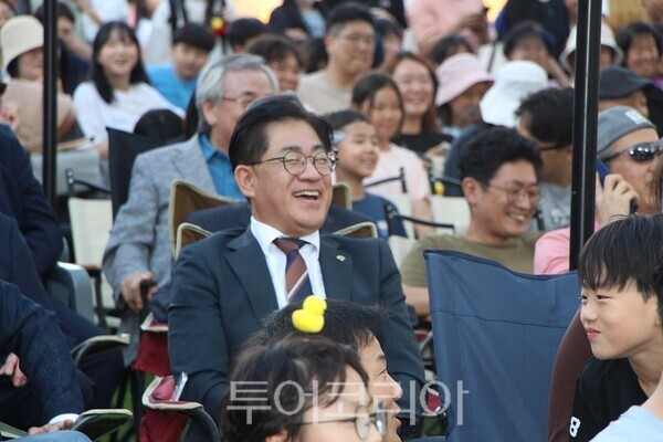 김포시가 19일 운양동 김포아트빌리지 한옥마을에서 개최한 ‘제39회 중봉문화제’ 및 ‘제6회 김포시민속예술제’에서 이기형 김포시장이 참여 시민들과 함께 역사 강사 최태성의 특별겅연을 청취하고 있다. 2026.09.19. / 투어코리아 이창호 기자