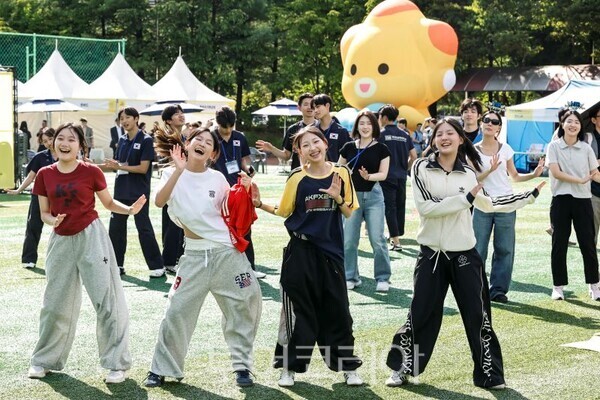 청년들이 플래시몹 공연을 펼치고 있다/투어코리아뉴스 정명달 기자 사진=화성시