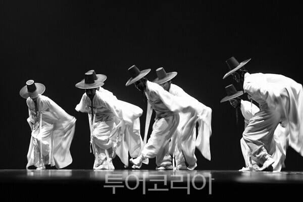 인천시립무용단이 2026 한국주간(Korea Culture Week in Istanbul)을 맞아 지난 9월 11일 튀르키예 이스탄불 아타튀르크 문화센터(Atatürk Cultural Center, AKM) 극장홀에서 초청공연 ‘춤, 풍경’을 개최하고 있다.