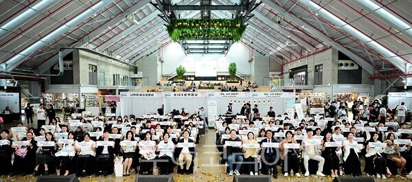 박찬대 인천광역시장이 19일 상상플랫폼에서 열린 '2026 인천 청년의날 기념행사'에서 참석자들과 기념촬영을 하고 있다.