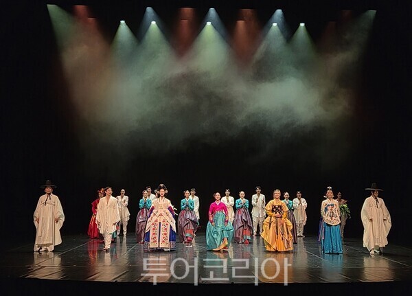 인천시립무용단이 2026 한국주간(Korea Culture Week in Istanbul)을 맞아 지난 9월 11일 튀르키예 이스탄불 아타튀르크 문화센터(Atatürk Cultural Center, AKM) 극장홀에서 초청공연 ‘춤, 풍경’을 개최하고 있다.