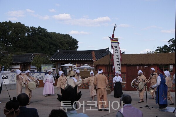 김포시가 19일 운양동 김포아트빌리지 한옥마을에서 개최한 ‘제39회 중봉문화제’ 및 ‘제6회 김포시민속예술제’에서 김포풍물연합회의 길놀이 공연이 펼쳐지고 있다. 2026.09.19. / 투어코리아 이창호 기자