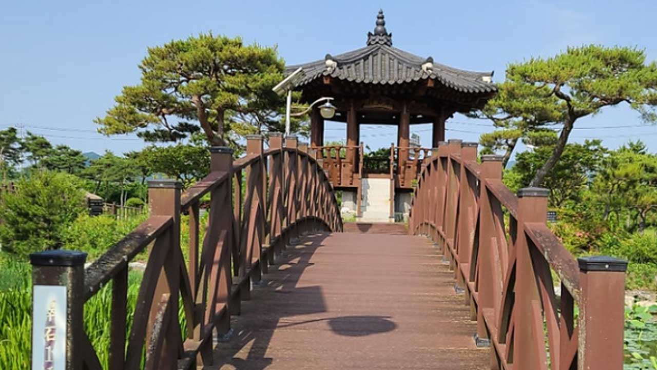 아치형 목교 너머로 취석루가 보이는 상대포역사공원 풍경. / 전남광주 공식 블로그